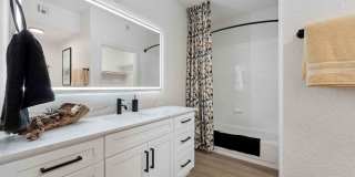 The Laurel Apartments Gallery 8