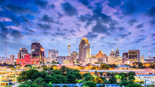  San Antonio, Texas, USA downtown city skyline.
