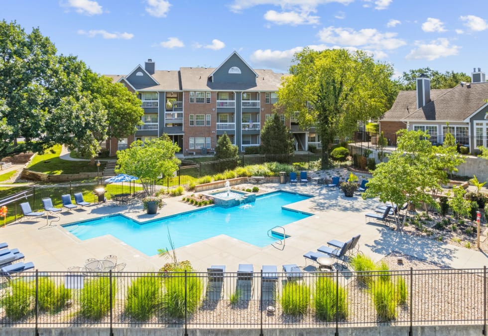 Stonebriar Apartments Pool - Kansas City Apartments 
