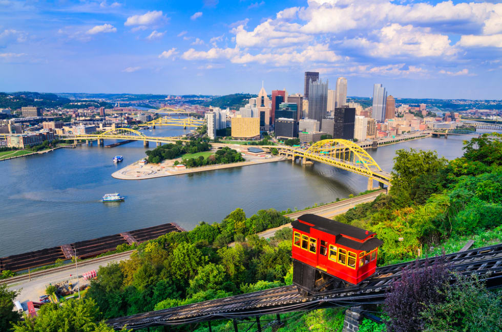  Pittsburgh, Pennsylvania, USA downtown skyline and incline.