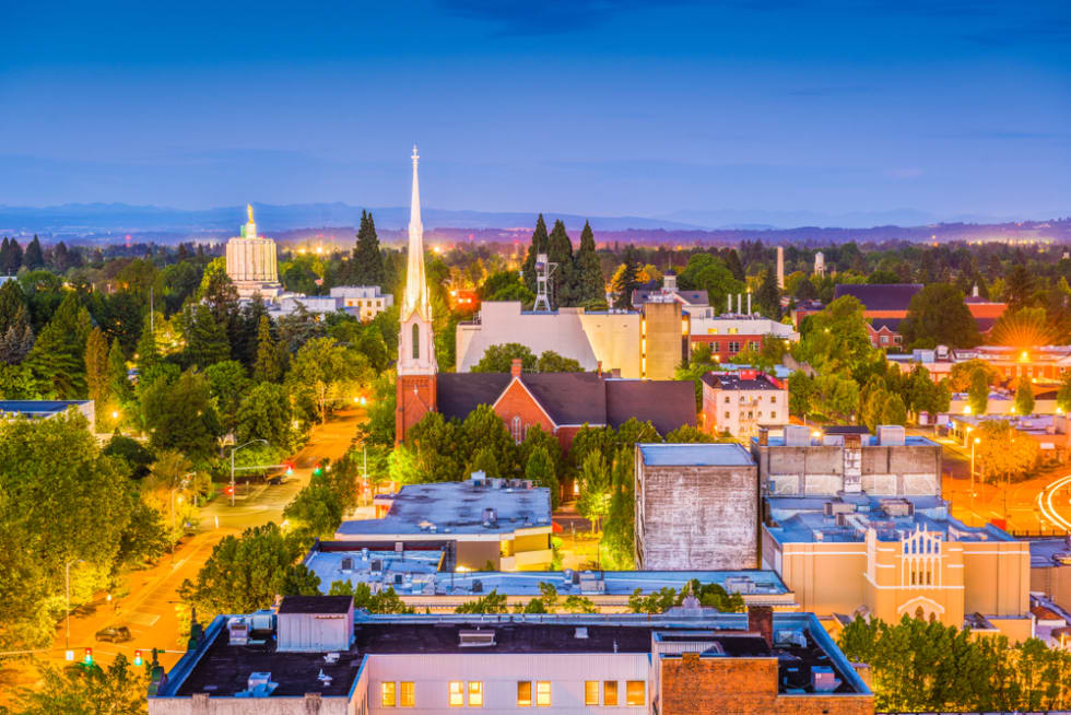  Salem, Oregon, USA town skyline at dusk.