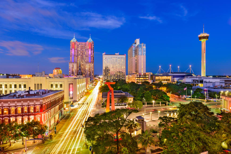  San Antonio, Texas, USA skyline.