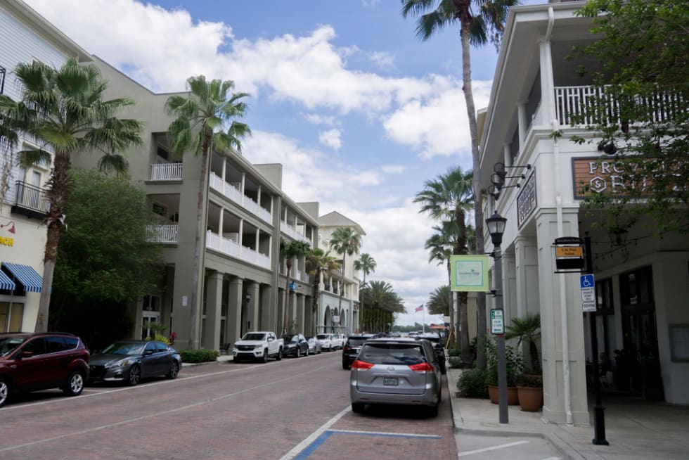 Downtown Baldwin Park showing shopping and dining