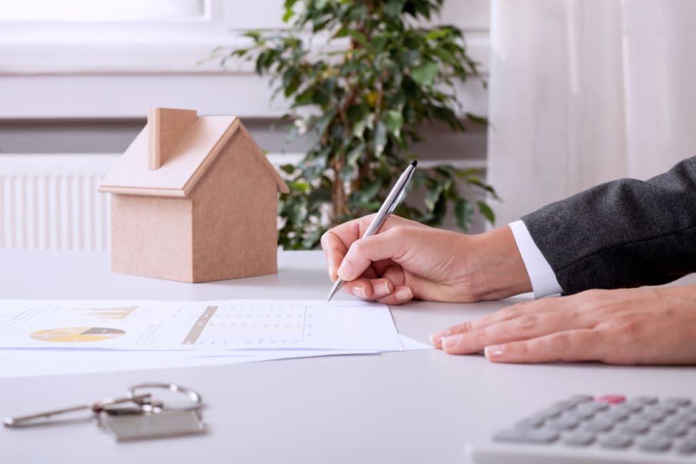  Real estate agents agree to buy a home and give keys to clients at their agency's offices.