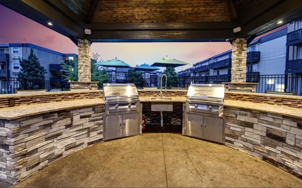 The Falls - Kansas City Apartments - outdoor grills