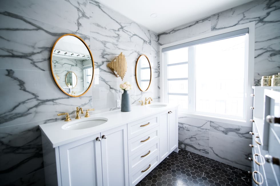 bathroom with marble wallpaper