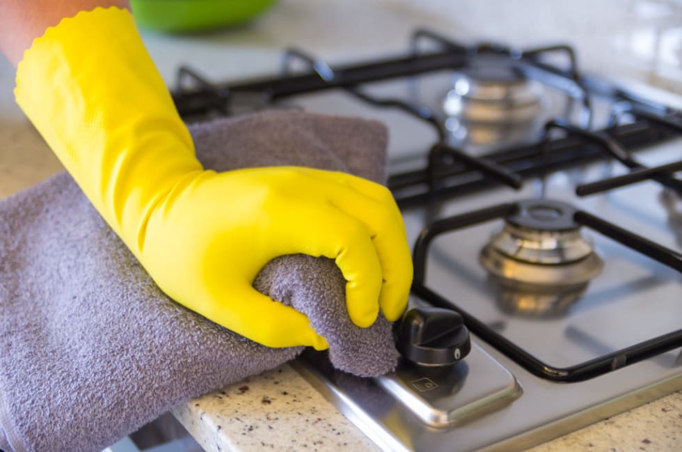 cleaning the oven