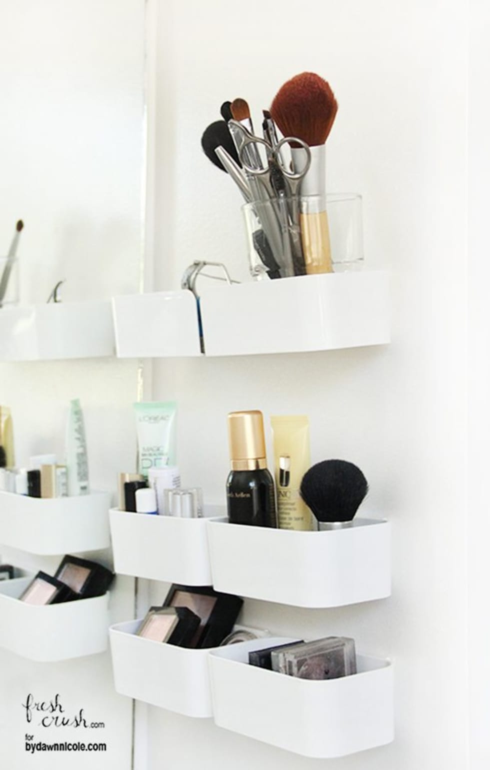 Keep your makeup out of the way using Pluggis containers