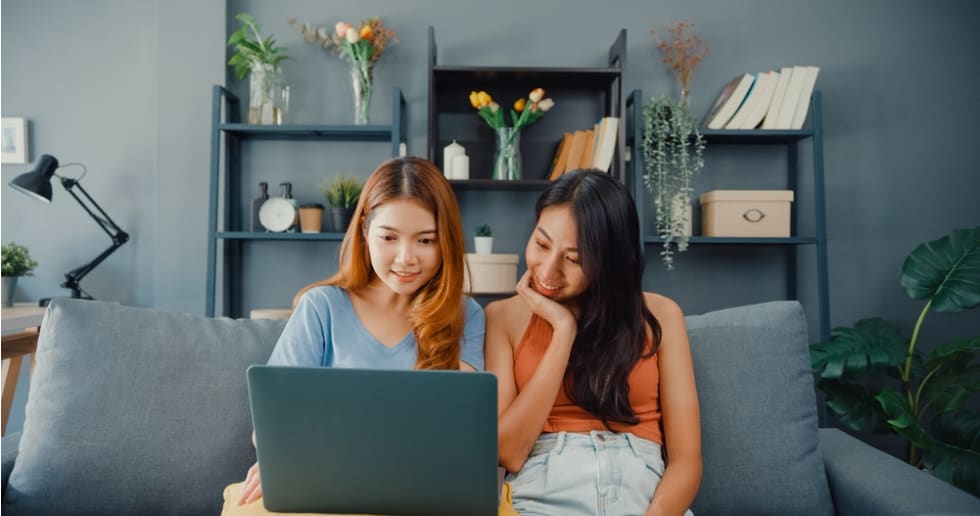 roommates looking for an apartment online