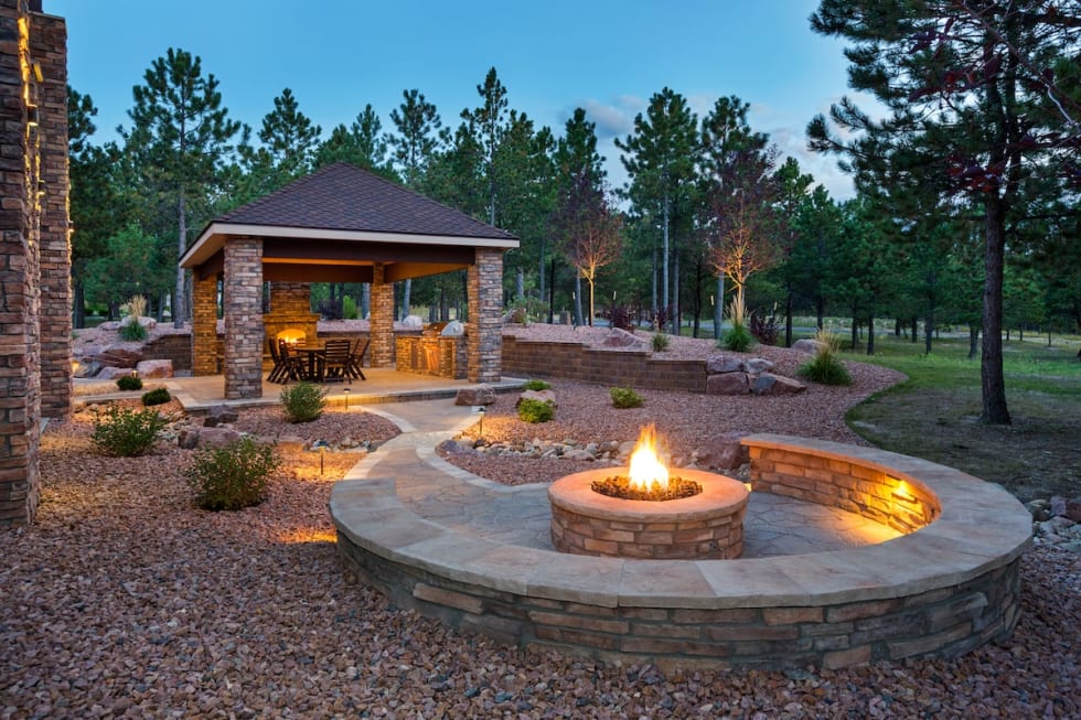 luxury-apartment-amenities-fire-pit