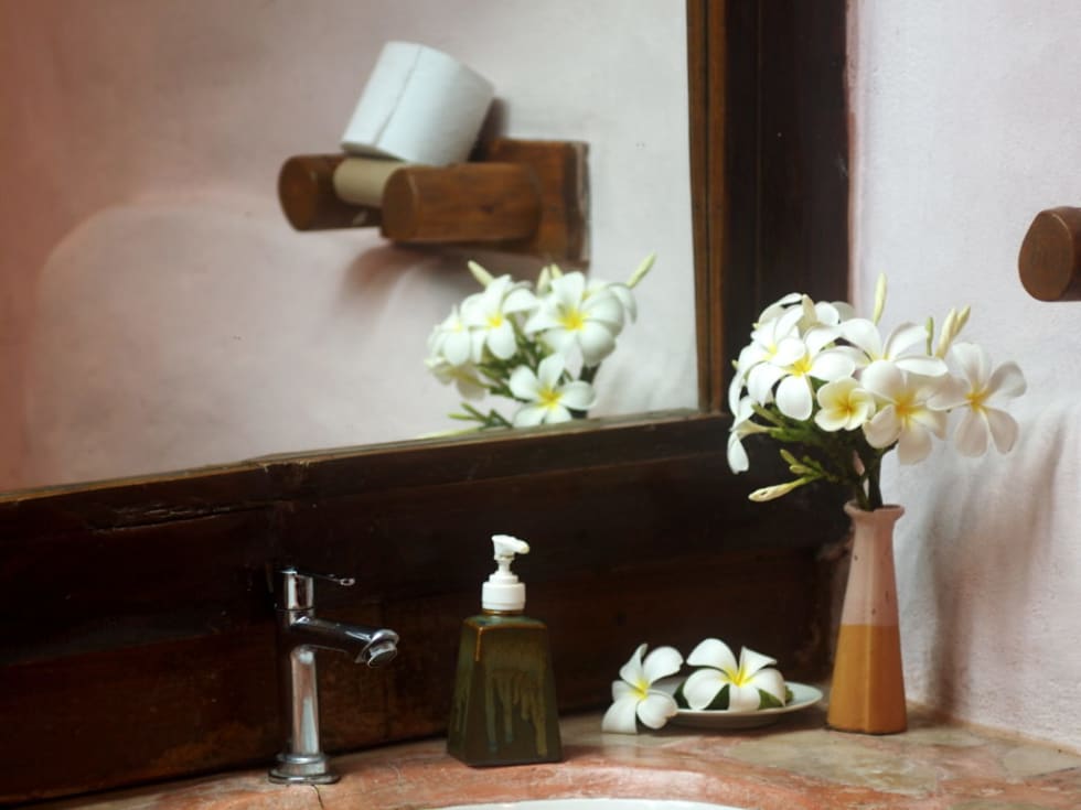 earth-tone bathroom 