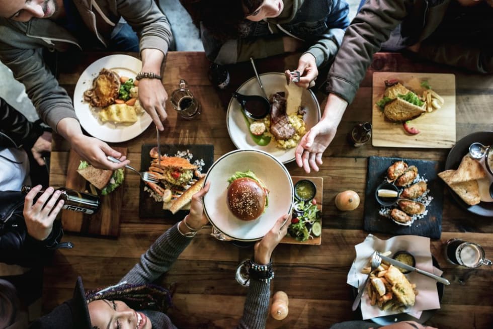 eating burgers with friends
