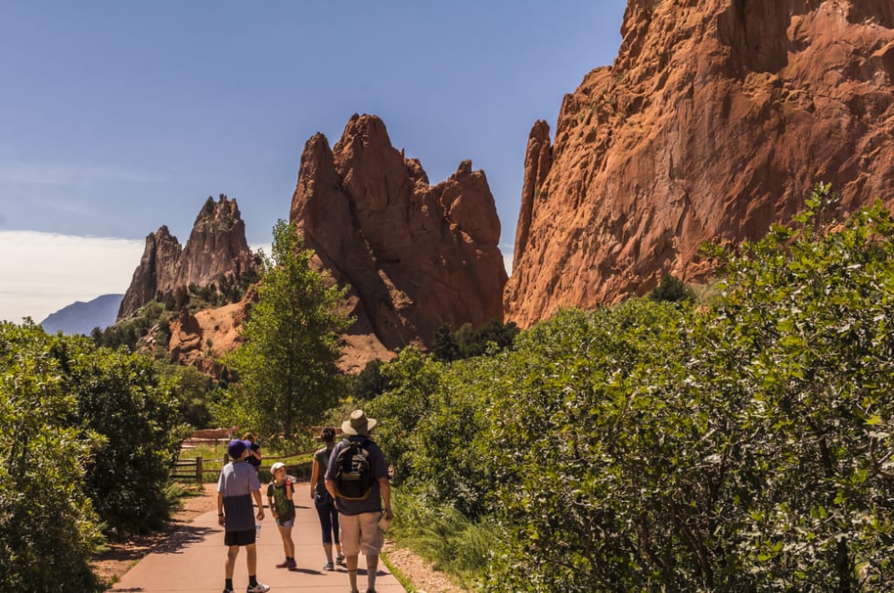  People walking in the Garden of the Gods park, Colorado Springs, CO, USA