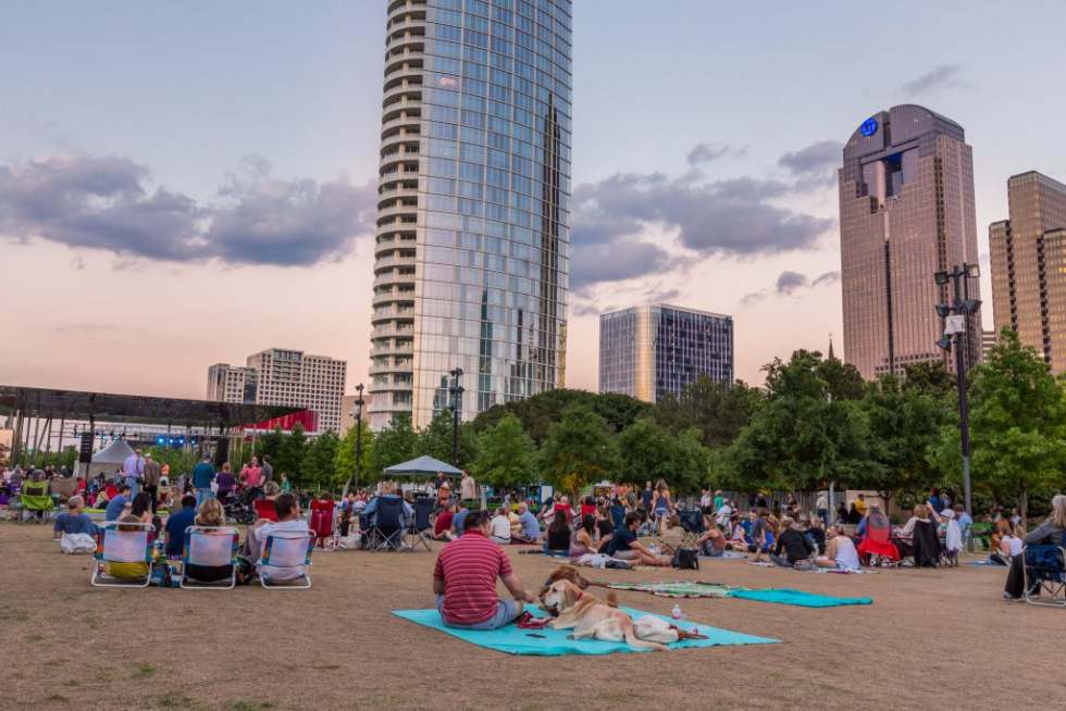 Downtown-Dallas-families-hanging-out-1024x683