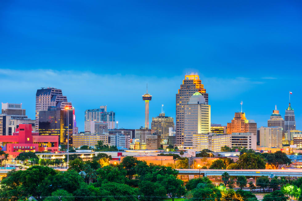  San Antonio, Texas, USA skyline.