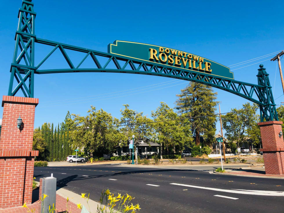 Downtown Roseville sign in Vernon Street when entering historic district.