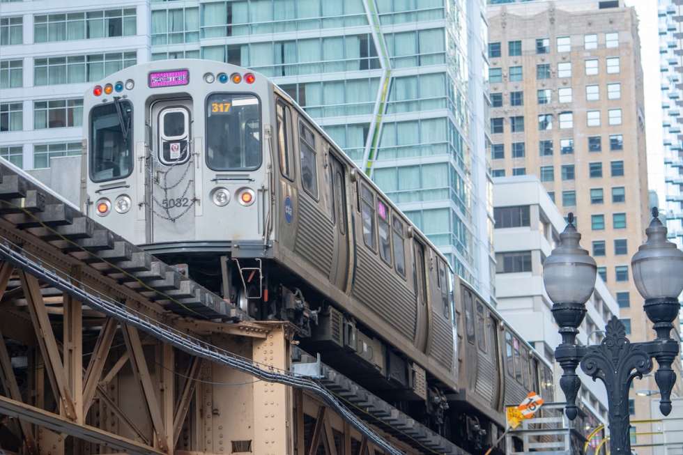 moving-to-chicago-l-train