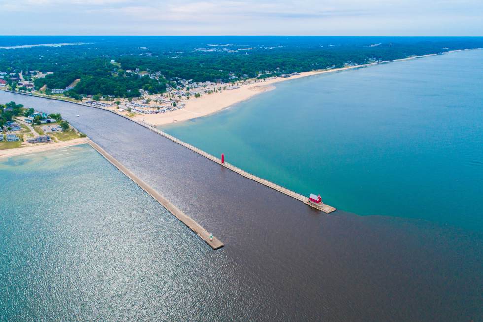 Grand Haven Michigan Lighthouse - Apartment List