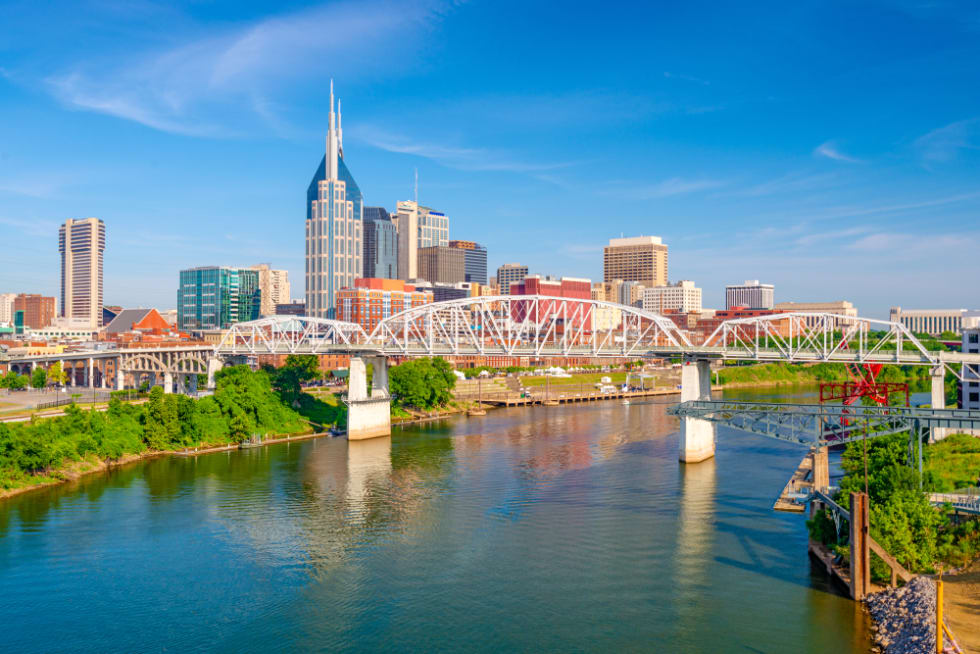  Nashville, Tennessee, USA downtown city skyline on the Cumberland River.