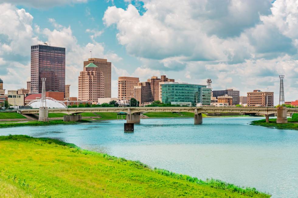The Great Miami River runs through a river walk area in the River Scape of the Five Rivers Metro parks area of Dayton, Ohio, USA.