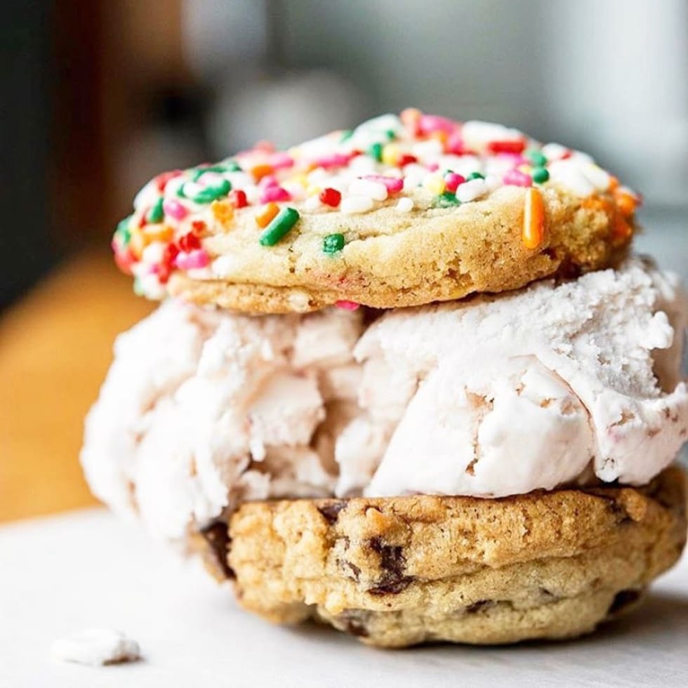 Hello Robin Cookie Sandwich