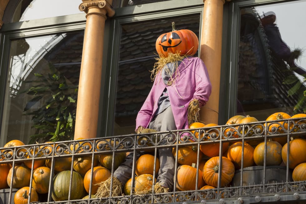 balcony halloween decor