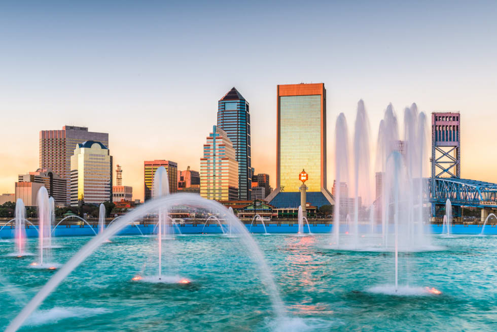  Jacksonville, Florida, USA and skyline.