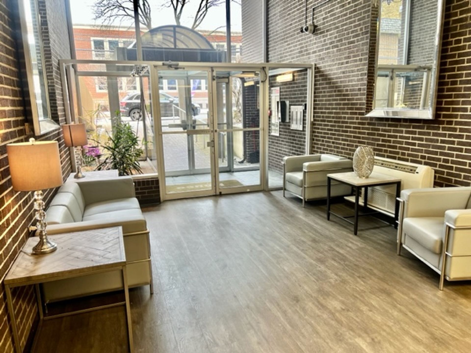 147 North Craig – 2 beds, 1 bath, $2125