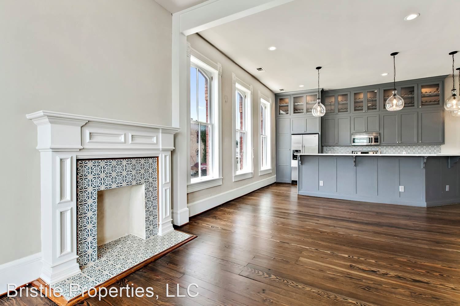 202 on The Square – 202 N. LBJ - 204