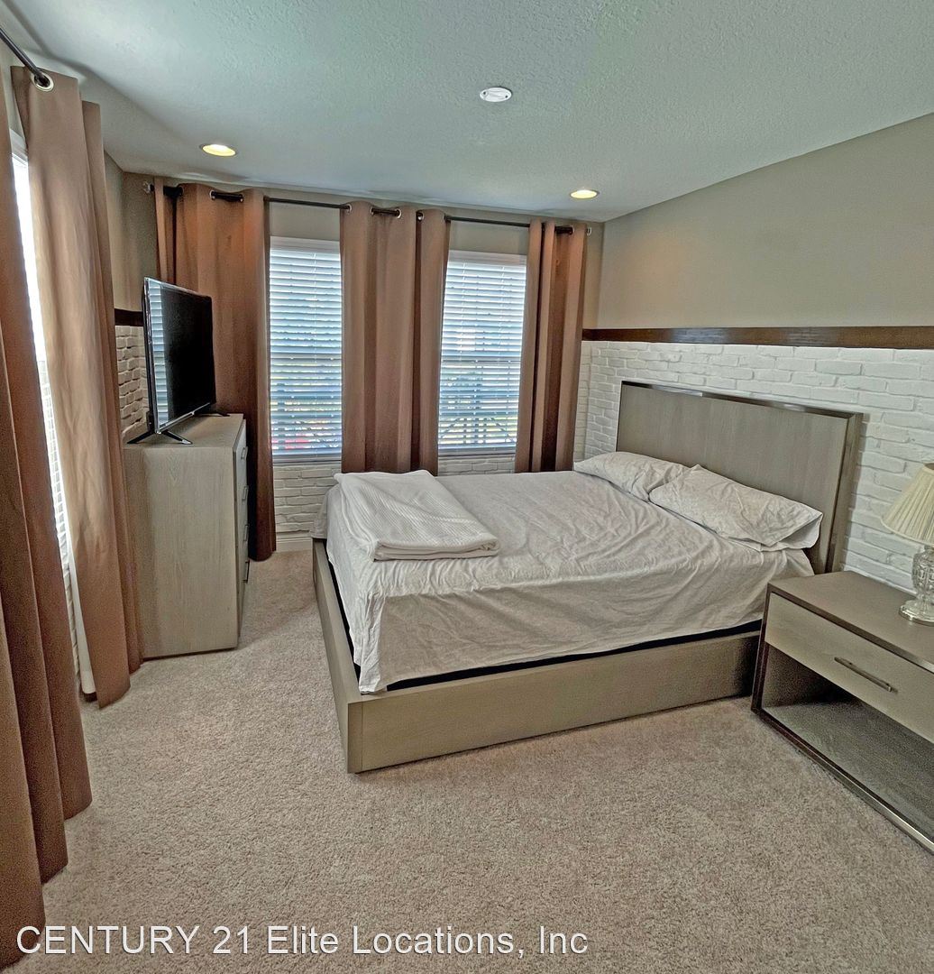 2556 Stapleford Place, Wesley Chapel, FL 33543 – 2 beds, 2.5 baths, $2200