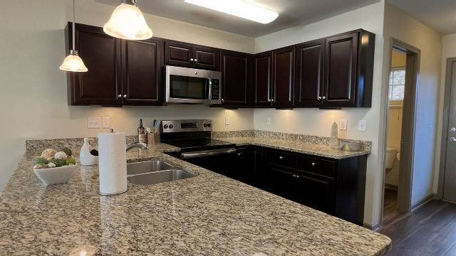 Crawford Edge – Townhome (All Inclusive: Internet+Water+Electric) - Priced By Bed