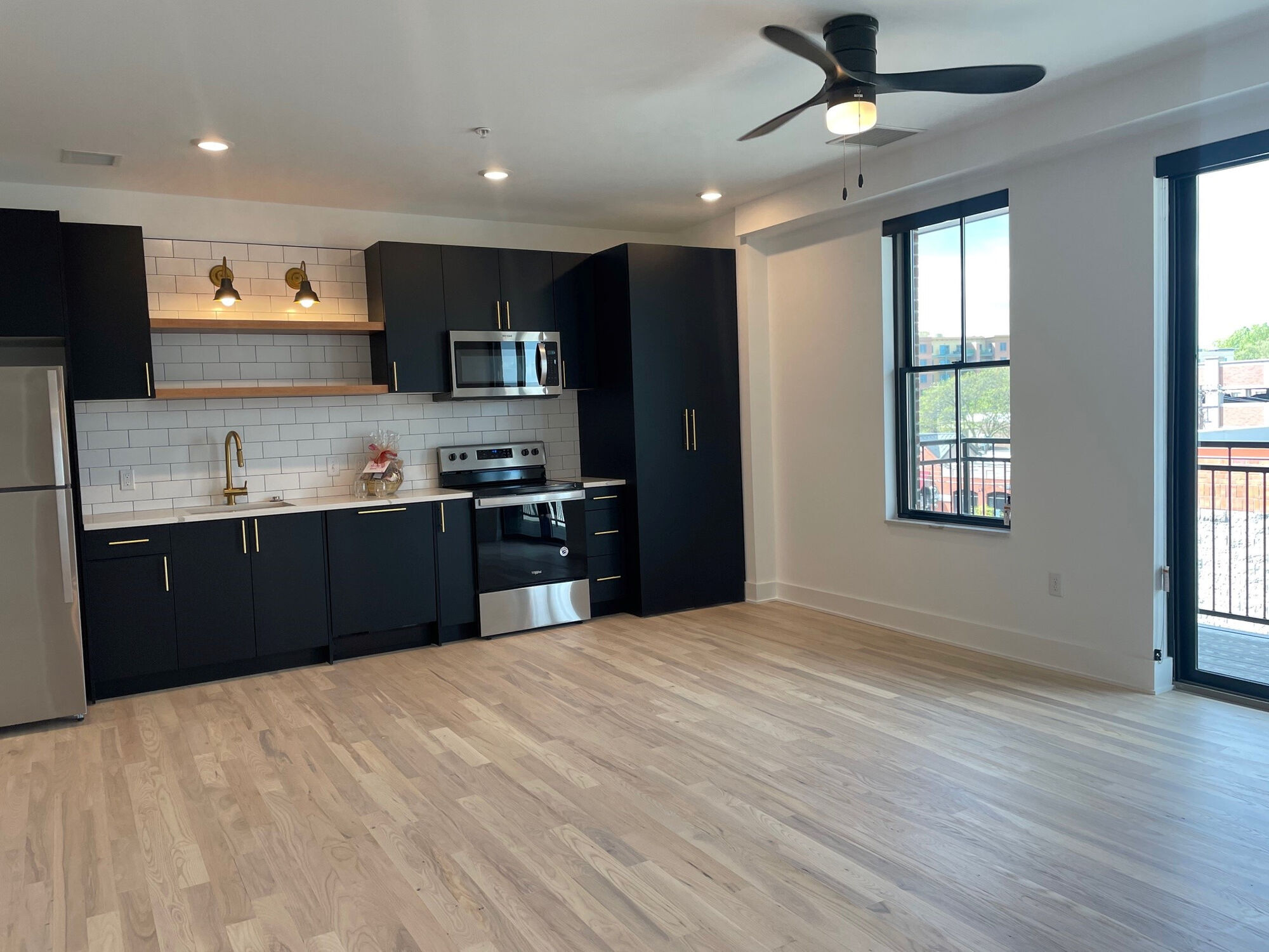 Broadway 385 – 303