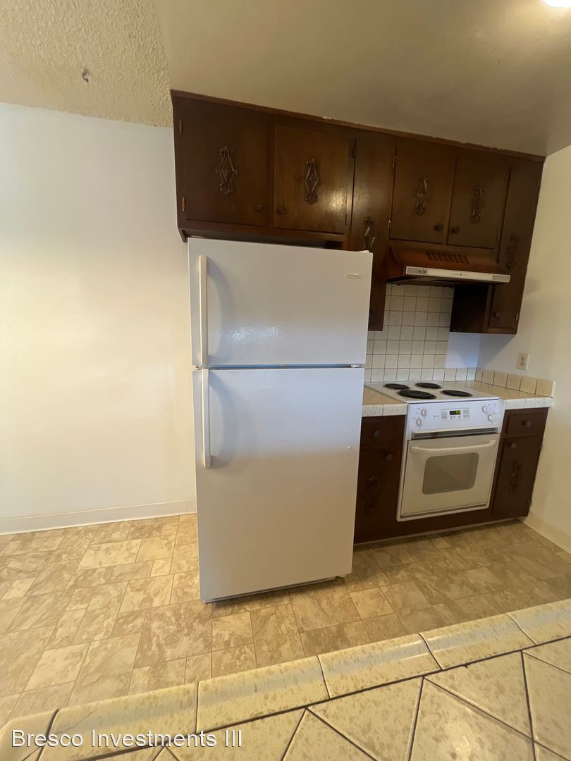 Rare Complex located conveniently behind Round Hill Square in walking distance to the Lake. – MF03