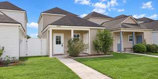 Cozy Cottage in the Heart of Gonzales! Gallery 1