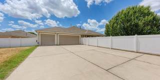 Large home in Pflugerville!  3 car garage - Highland Park Neighborhood Gallery 46