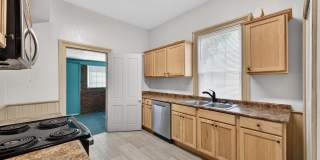 Ideal for Medical Professionals & Students – Spacious 5BR Near Downtown Gallery 6