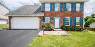 4BR/3.5BA Home in Up Town Christiansburg Gallery 1