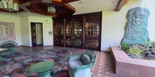 Rarely available 1-bedroom, 1-bathroom luxury apartment in the Punahou Cliffs Condominium. Gallery 21