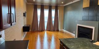 Luxurious, Galewood Penthouse Condo 3BR/2BA Gallery 3