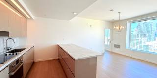 Very Unique Spacious Two Bedroom - Two bath luxury Condo with Views and Pool Gallery 6