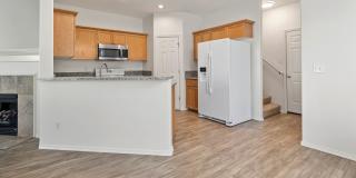3 bed/2.5 bath Townhome + 2 Car Garage + Washer/Dryer + Fenced Front Patio Gallery 16
