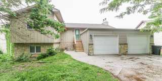 Stunning 2 bedroom duplex in West Manhattan! Large back deck provides beautiful view of Flint Hills! Gallery 1