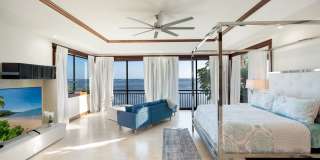Wailupe Seaside Haven: Beachfront Luxury Home w/ Infinity Pool & City Proximity Gallery 13