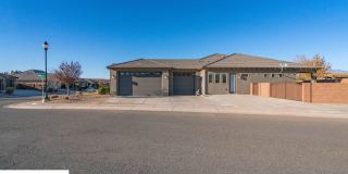 Stunning 2 Bedroom Fully Furnished Home. Community Pool & Mini Golf! Gallery 11
