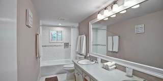 FURNISHED: Modern 6 Bdrm (7 beds) Home with BBQ, Foosball, HotTub & Private Pool - Close To Airport&Downtown Gallery 37