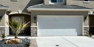 Beautiful like new townhome, 3 bedroom, 2.5 bath, 2 car garage! Gallery 1