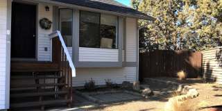 ***$1,000 Off First Month's Rent*** Charming Split Level in NE Bend - HUGE Yard! Gallery 3