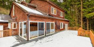 Private 4 Bedroom Retreat on 5-Acres Cottage Lake Gallery 1