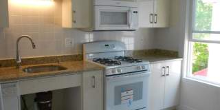 Huge 4 bedroom unit with A/C,  in-unit laundry and parking in Oak Square! Gallery 17