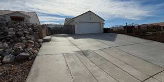 Spacious 3-Bed Home on Large Corner Lot with Boat-Deep Garage & Views Gallery 26